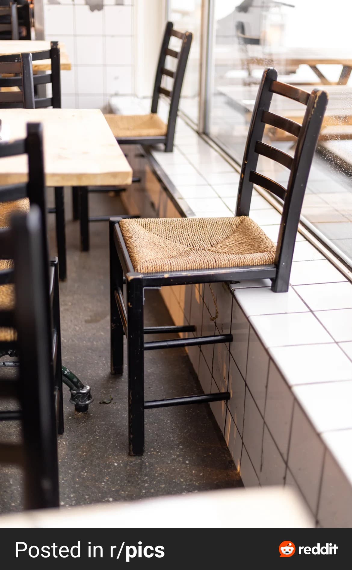 Chairs that don't pay their taxes on time - photo 4